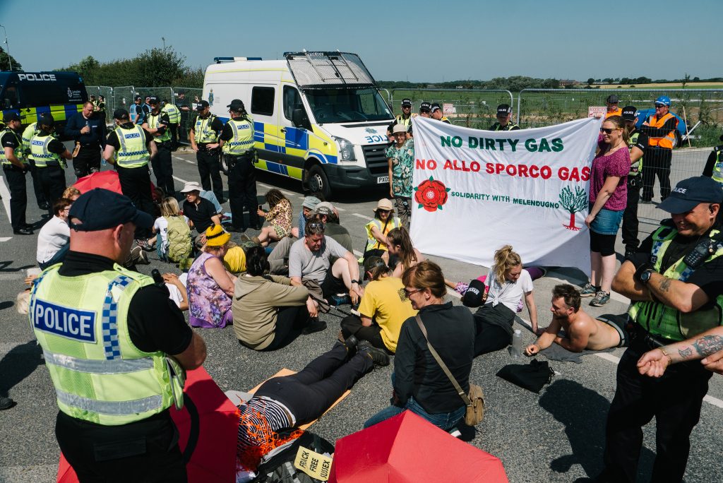 Lock-on in solidarity with the community of Melendugno in Puglia facing the construction of the 3500km Euro-Caspian Mega Pipeline